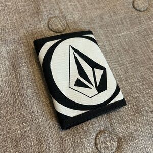 NWOT VOLCOM TRIFOLD WALLET